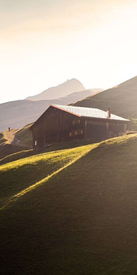 Abendstimmung mit Maiensässen und Ställen in Partnun (Foto: © Marco Hartmann, Graubünden Ferien) Abendstimmung mit Maiensässen und Ställen in Partnun