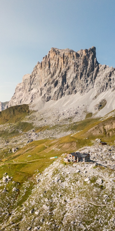 Die Carschinahütte inmitten der Berglandschaft