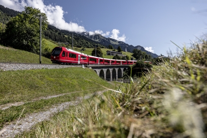 Regionalzug der Rhätischen Bahn im Prättigau (Foto: © Rhätische Bahn / Andrea Badrutt) Regionalzug der Rhätischen Bahn im Prättigau