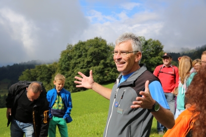 Wanderleiter Werner Forrer unterwegs mit einer Gruppe in Seewis (Foto: © Werner Forrer) Wanderleiter Werner Forrer unterwegs mit einer Gruppe in Seewis