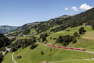 Regionalzug der Rhätischen Bahn im Prättigau (Foto: © Rhätische Bahn / Andrea Badrutt) Regionalzug der Rhätischen Bahn im Prättigau
