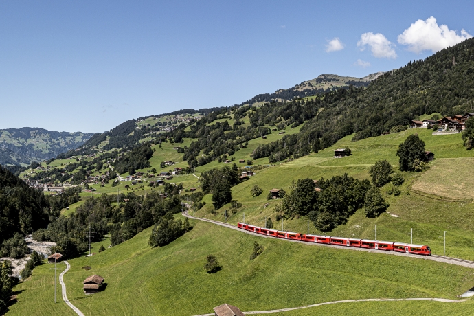 Regionalzug der Rhätischen Bahn im Prättigau