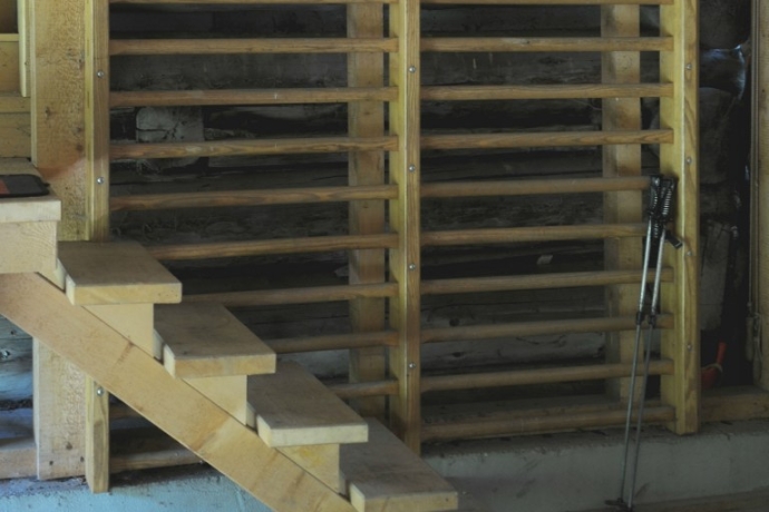 Klettergriffe, Holzleisten oder diese Sprossenwand zwischen Haus und Stall sind überall präsent. © Marietta Kobald Klettergriffe und Holzleisten in einem Haus