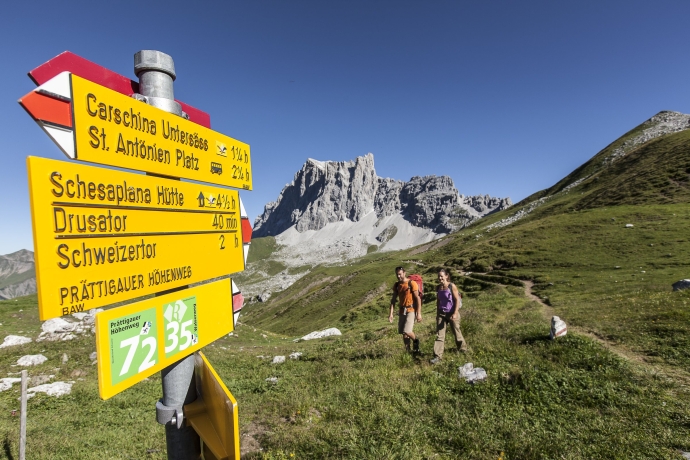 Wanderpaar auf dem Prättigauer Höhenweg (Foto: © Graubünden Ferien / Andrea Badrutt) Wanderpaar auf dem Prättigauer Höhenweg